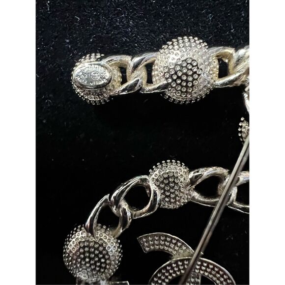 ⚡️EVERYTHING MUST GO⚡️Chanel no5 cc brooch pin pearls and multicolor stones - Picture 5 of 6